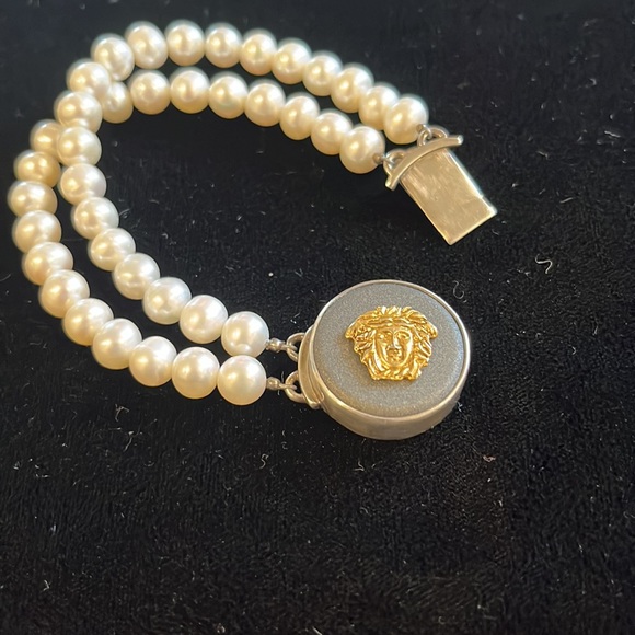 Versace pearl and Medusa silver clasp bracelet - Picture 3 of 9